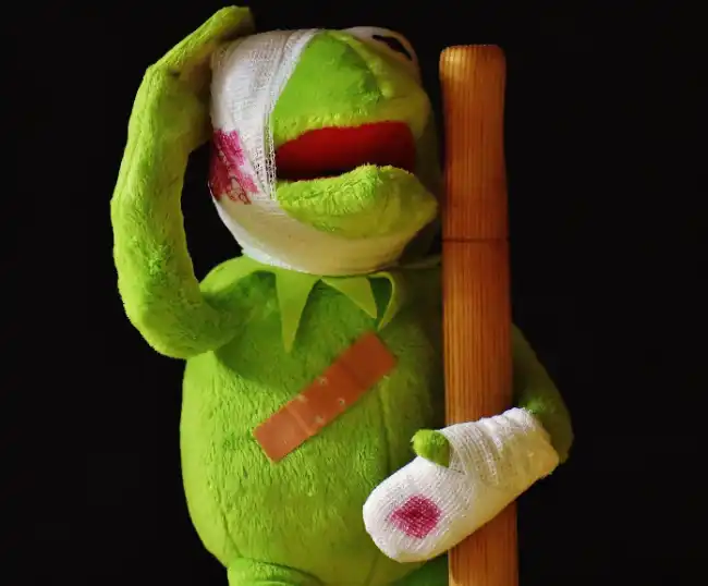 Stofffigur mit Verbänden als Symbolbild für Erste Hilfe am Kind