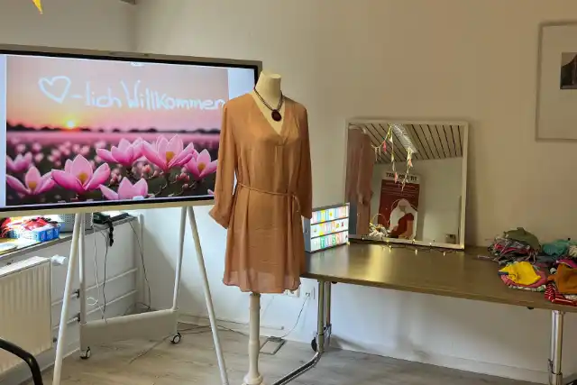 Raum mit Kleidung und Materialien für die Mini und Mama Tauschparty