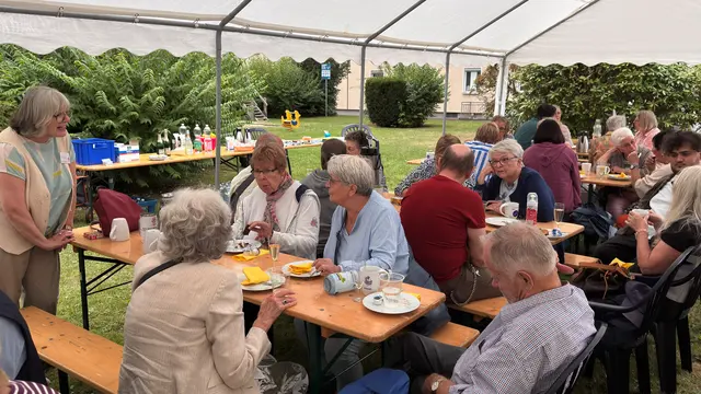 Gäste beim Gartencafé des Mehrgenerationenhauses